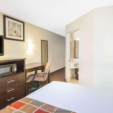 Travelodge By Wyndham Romulus Detroit Airport Extérieur photo