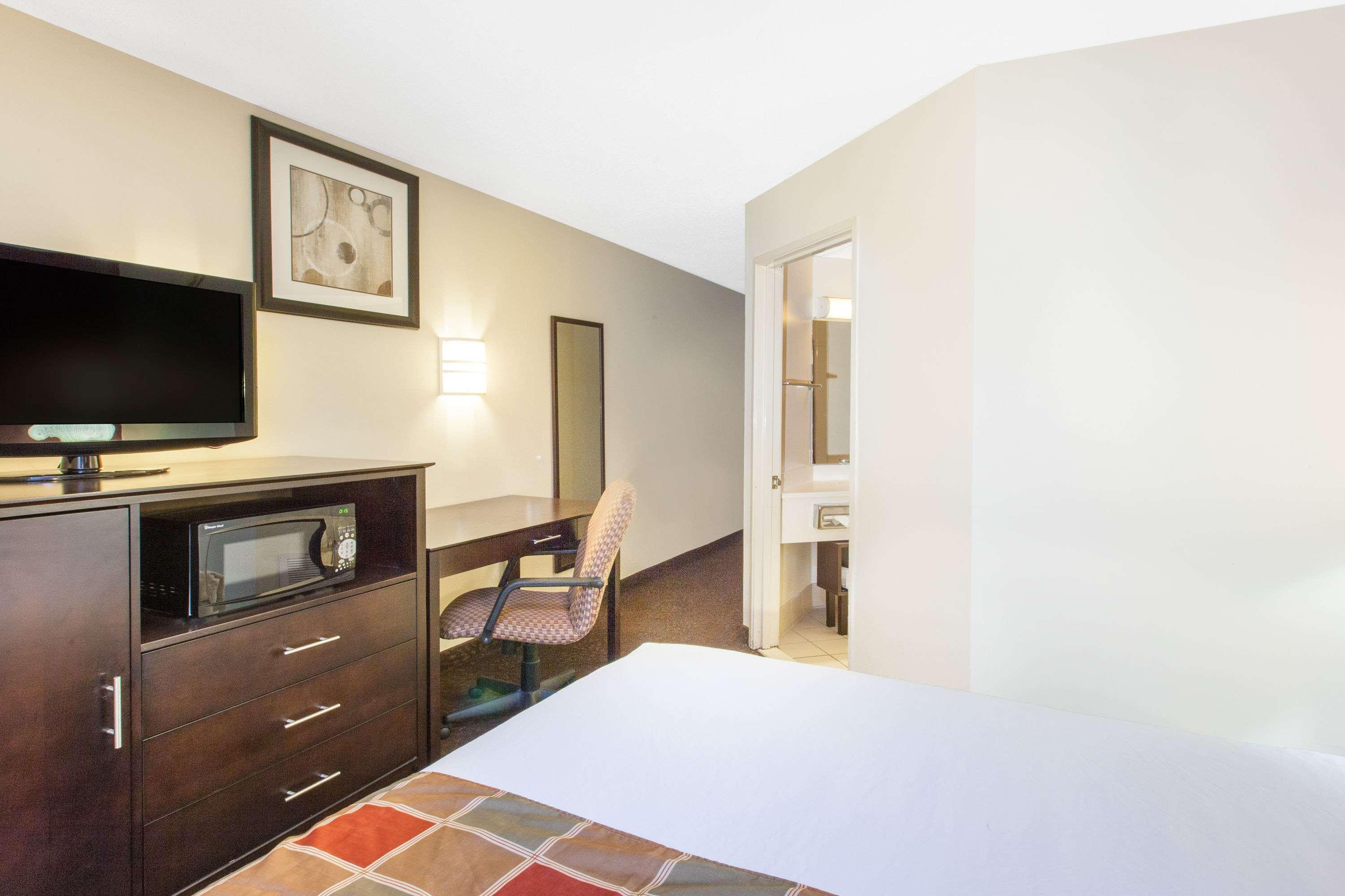 Travelodge By Wyndham Romulus Detroit Airport Extérieur photo
